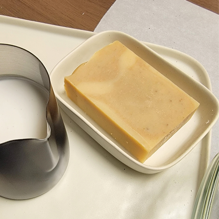 Creamed Honey Oats Natural Handmade Soap is a luxurious, skin-boosting soap crafted with nourishing ingredients that provide ultimate hydration and gentle exfoliation. The soothing combination of honey, oats, and colloidal oats works together to deeply nourish and calm the skin, while the soft, comforting scent of pink grapefruit, anise star, and benzoin resin provides a delightful, spa-like experience.