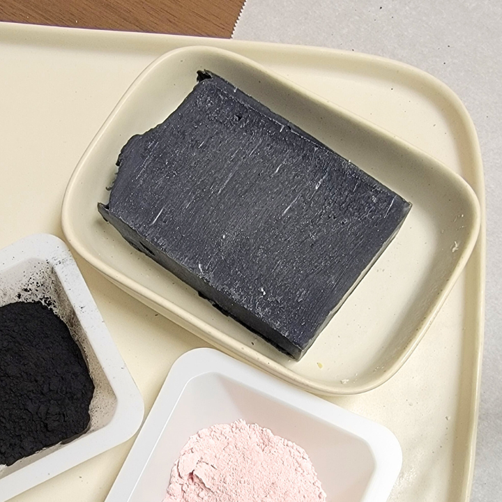 Activated Charcoal & Clay Handmade Soap – Small-Batch & Skin-Loving
Refresh and purify your skin with Midnight Calm Handmade Soap, formulated with detoxifying activated charcoal, calamine clay, and kaolin clay for a deep yet gentle cleanse. Enriched with hydrating aloe vera juice, nourishing oils, and silk fibers, this soap provides a creamy, luxurious lather while locking in moisture. The invigorating scent of tea tree, rosemary, anise star, and spearmint essential oils creates a refreshing, spa-like exper