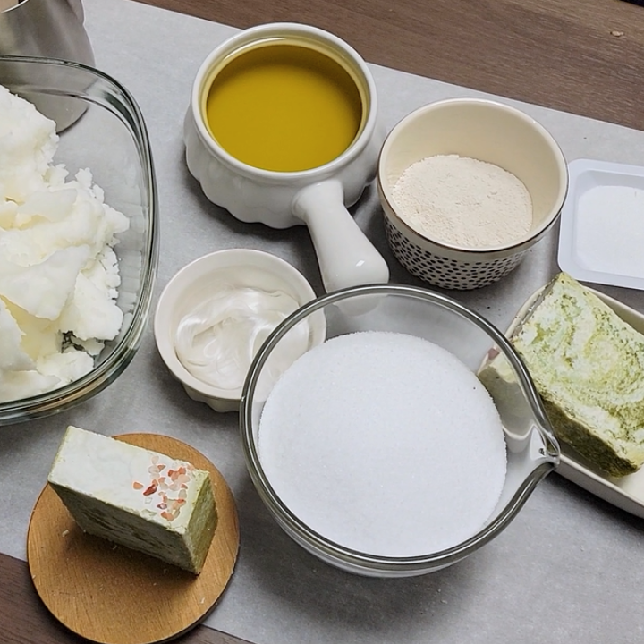 Exfoliating Mint & Sea Salt Soap – Hydrating & Revitalizing
Indulge in the perfect balance of cleansing, exfoliation, and hydration with Mint Sea Salt Handmade Soap. Made with Himalayan pink salt and sea salt, this mineral-rich bar gently polishes the skin, while kaolin clay detoxifies for a soft, radiant glow. The refreshing essential oil blend of spearmint, palmarosa, litsea cubeba, and petitgrain provides a cool, invigorating aroma, making every shower feel like a spa experience.