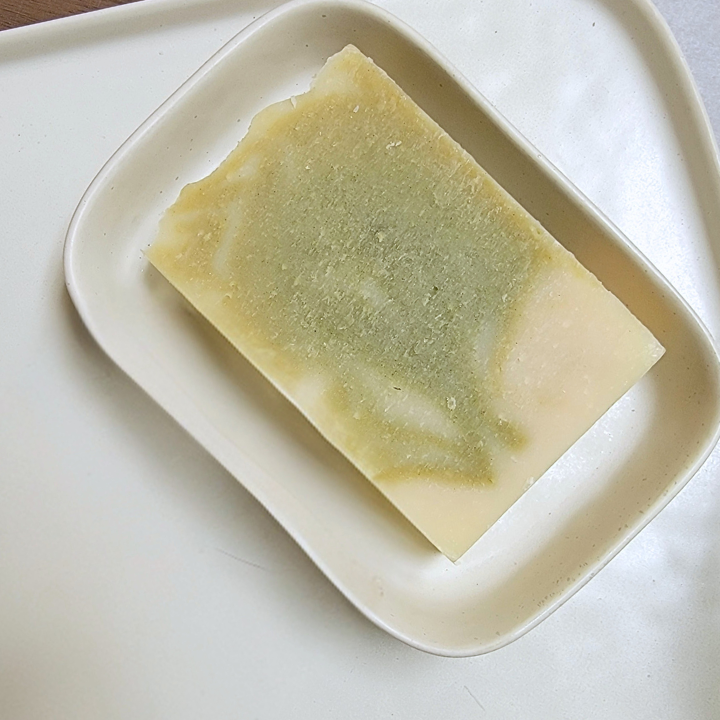 Woodland Fresh Handmade Soap – Detoxifying & Rejuvenating
Refresh your skin with Pine Woods Natural Handmade Soap, a mineral-rich, plant-based bar designed for deep cleansing and hydration. Infused with a forest-fresh blend of cedarwood, pine, and lemon essential oils, this soap awakens the senses and restores balance. French green clay and annatto seed-infused oil provide natural color and detoxifying benefits, making this bar a perfect daily cleanser for all skin types.