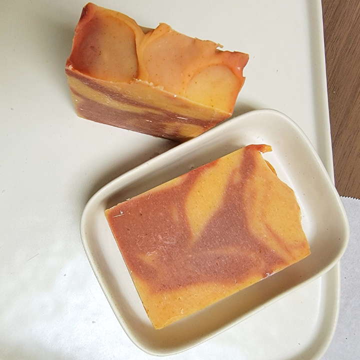 Small-Batch Turmeric & Clay Soap – Detoxifying & Balancing
Transform your skincare routine with Turmeric Apricity Natural Handmade Soap, a nourishing, botanical-rich cleanser designed to balance and purify. Turmeric and Himalayan rhubarb root work to brighten and even skin tone, while kaolin and Brazilian red clay gently cleanse. The essential oil blend of turmeric, ho wood, lemongrass, and ylang ylang provides skin-soothing benefits with a refreshing, warm scent.