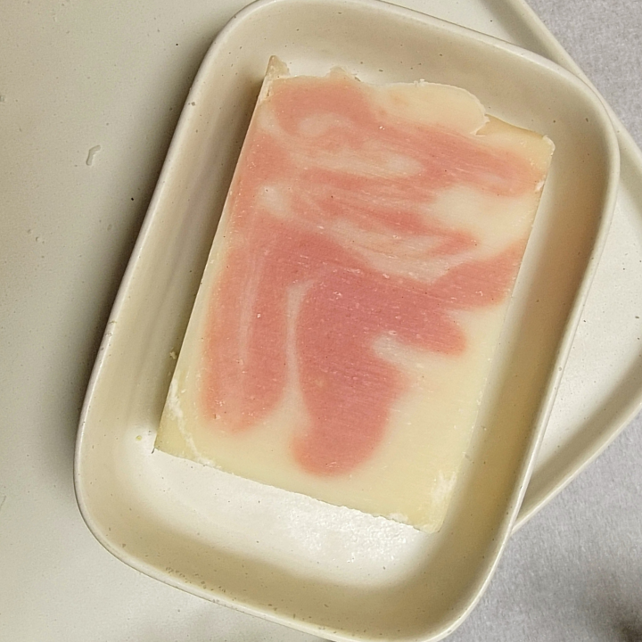 Handmade Vintage Charm Soap – Soothing Aromatherapy & Gentle Cleansing
Find peace and balance with Vintage Charm Natural Handmade Soap, a skin-nourishing bar designed for a calming, grounding cleanse. Made with pure, plant-based ingredients, this artisan soap combines silk fibers for softness, aloe vera juice for hydration, and kaolin clay for gentle detoxification. Infused with a harmonious blend of dark patchouli, clary sage, and palmarosa essential oils, this soap provides a luxurious, skin-soothing expe